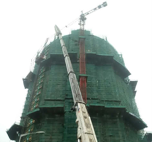 宾县吊车在工地上作业